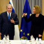 El primer ministro israelí, Benjamin Netanyahu (i), se reúne con la jefa de la diplomacia europea, Federica Mogherini (d), en Bruselas (Bélgica) hoy