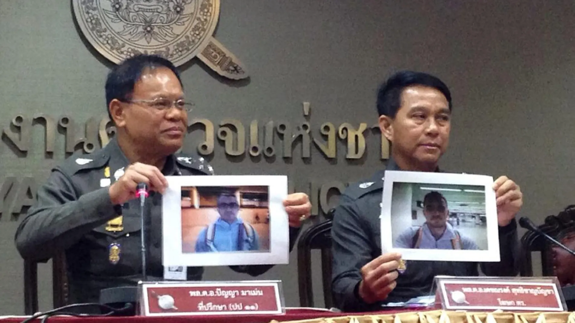 El general de la Policía Panya Mamen (izq), jefe de la investigación criminal, y el portavoz policial Dechnarong Suticharnbancha (dcha) muestran fotos de uno de lso sospechosos de asesinar David Bernat.