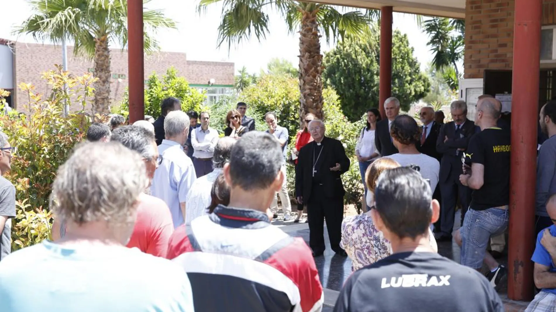 El cardenal arzobispo de Valencia, Antonio Cañizares, visitó ayer a cien personas sin hogar acogidas en la «Ciudad de la Esperanza»