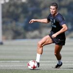 Cristiano Ronaldo conduce un balón en un entrenamiento del Real Madrid