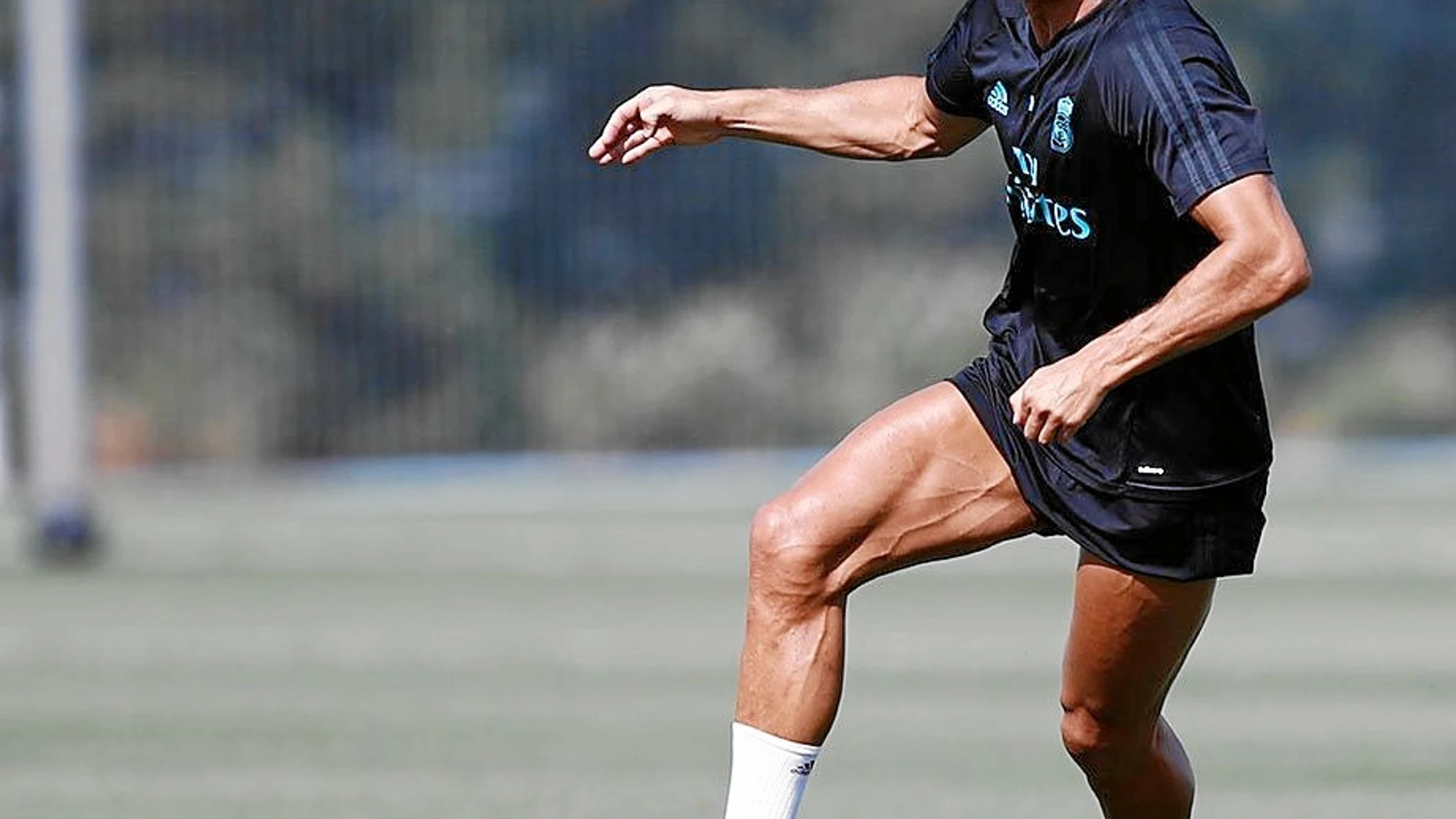 Cristiano Ronaldo conduce un balón en un entrenamiento del Real Madrid