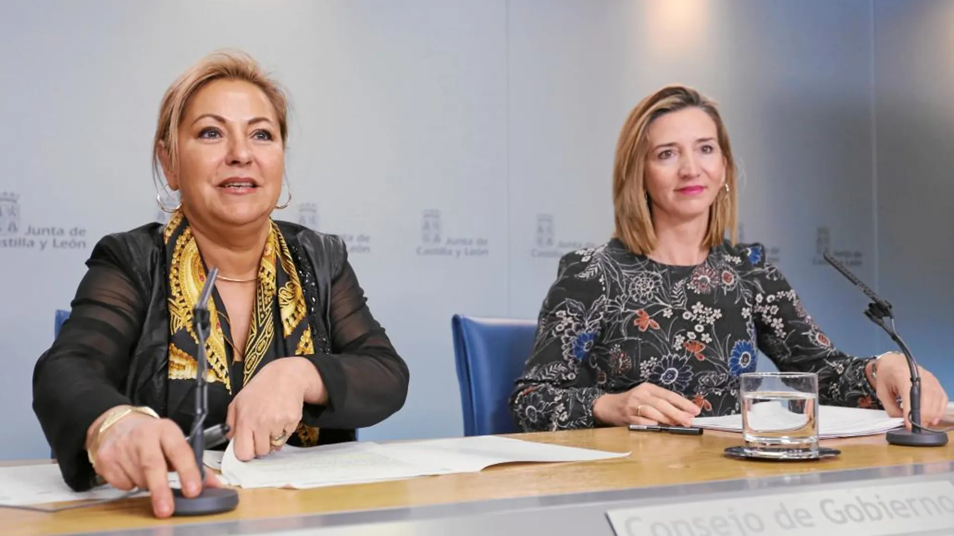 La vicepresidenta de la Junta, Rosa Valdeón, junto con la consejera de Familia, Alicia García