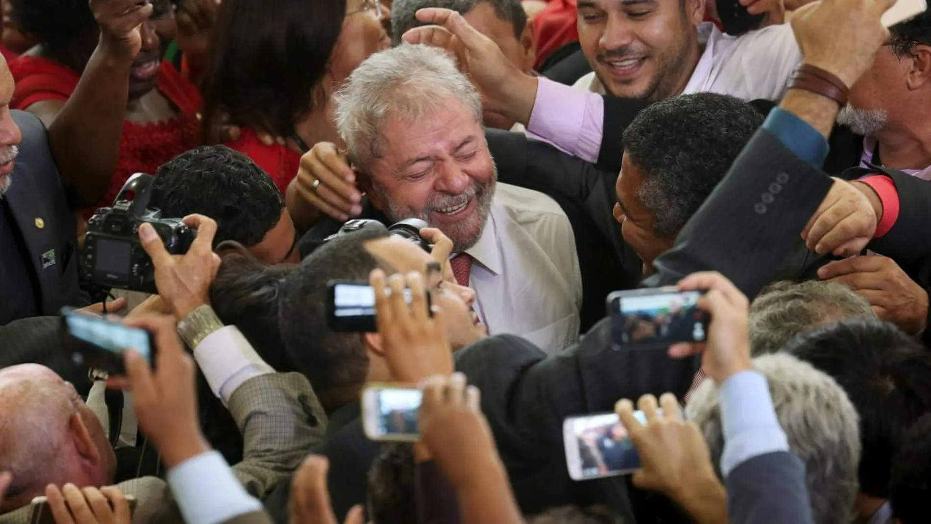 Lula es felicitados por sus seguidores tras ser nombrado ministro de la Presidencia