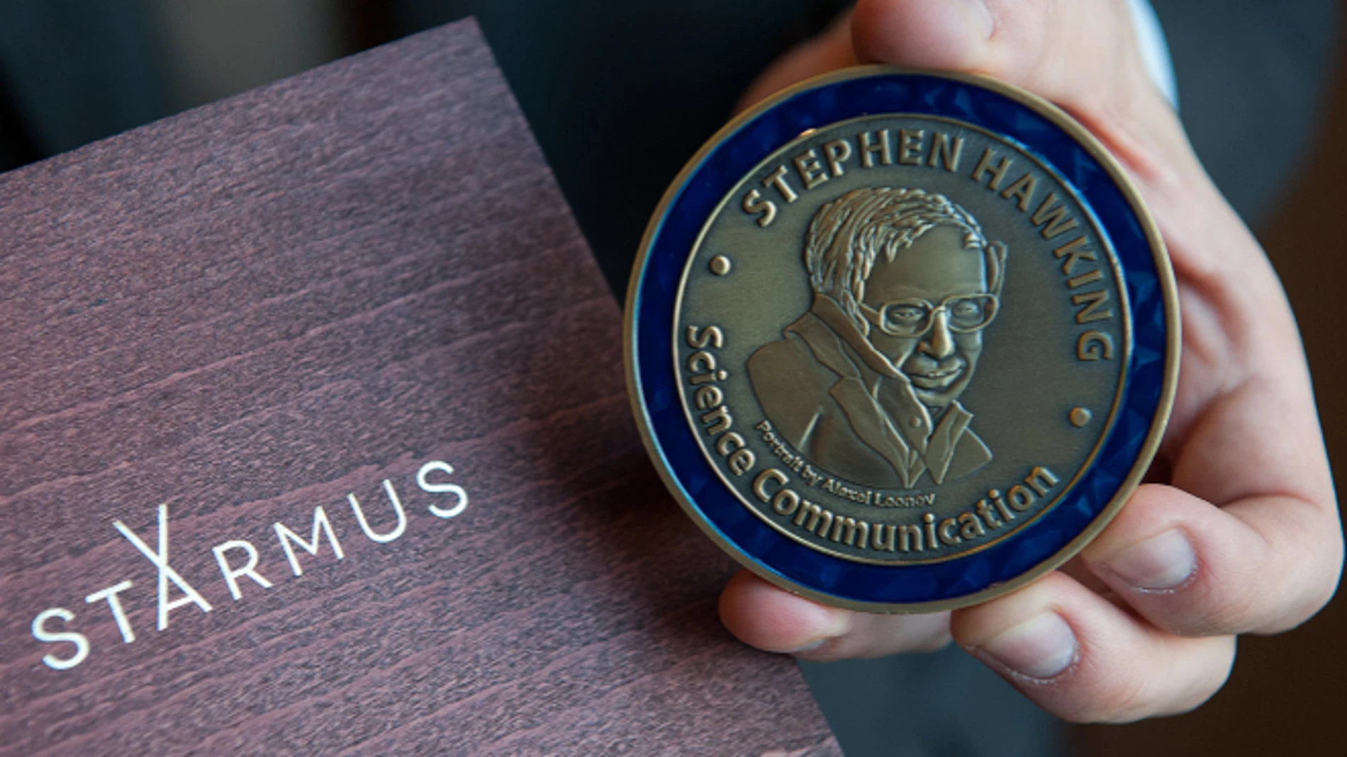 La Medalla Hawking que premiará a los mejores divulgadores científicos