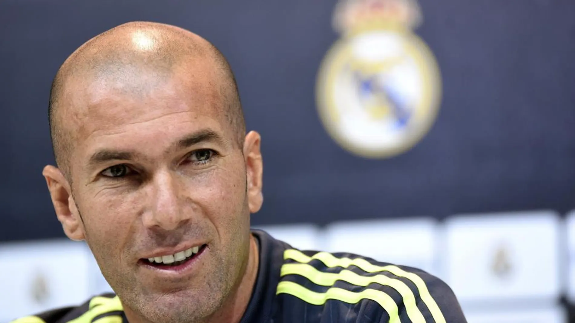El entrenador del Real Madrid, el francés Zinedine Zidane, en rueda de prensa posterior al entrenamiento realizado hoy en la ciudad deportiva de Valdebebas.