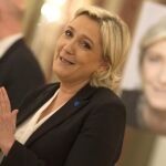 La líder del partido ultraderechista francés Frente Nacional (FN), Marine Le Pen (c), durante una rueda de prensa en París.