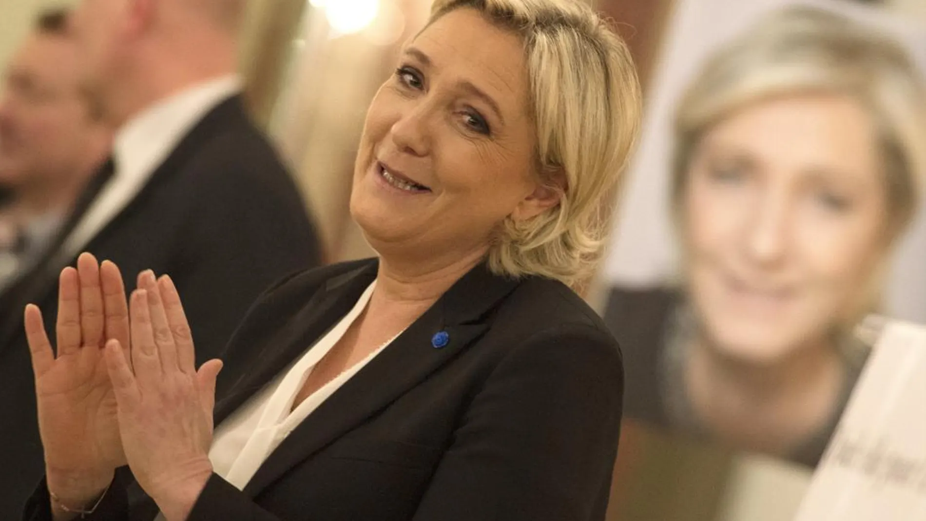 La líder del partido ultraderechista francés Frente Nacional (FN), Marine Le Pen (c), durante una rueda de prensa en París.