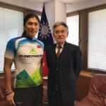 El ciclista Jacky Chen, posando junto al embajador y representante de la Oficina Económica y Cultural de Taipei en España, Simón Ko.