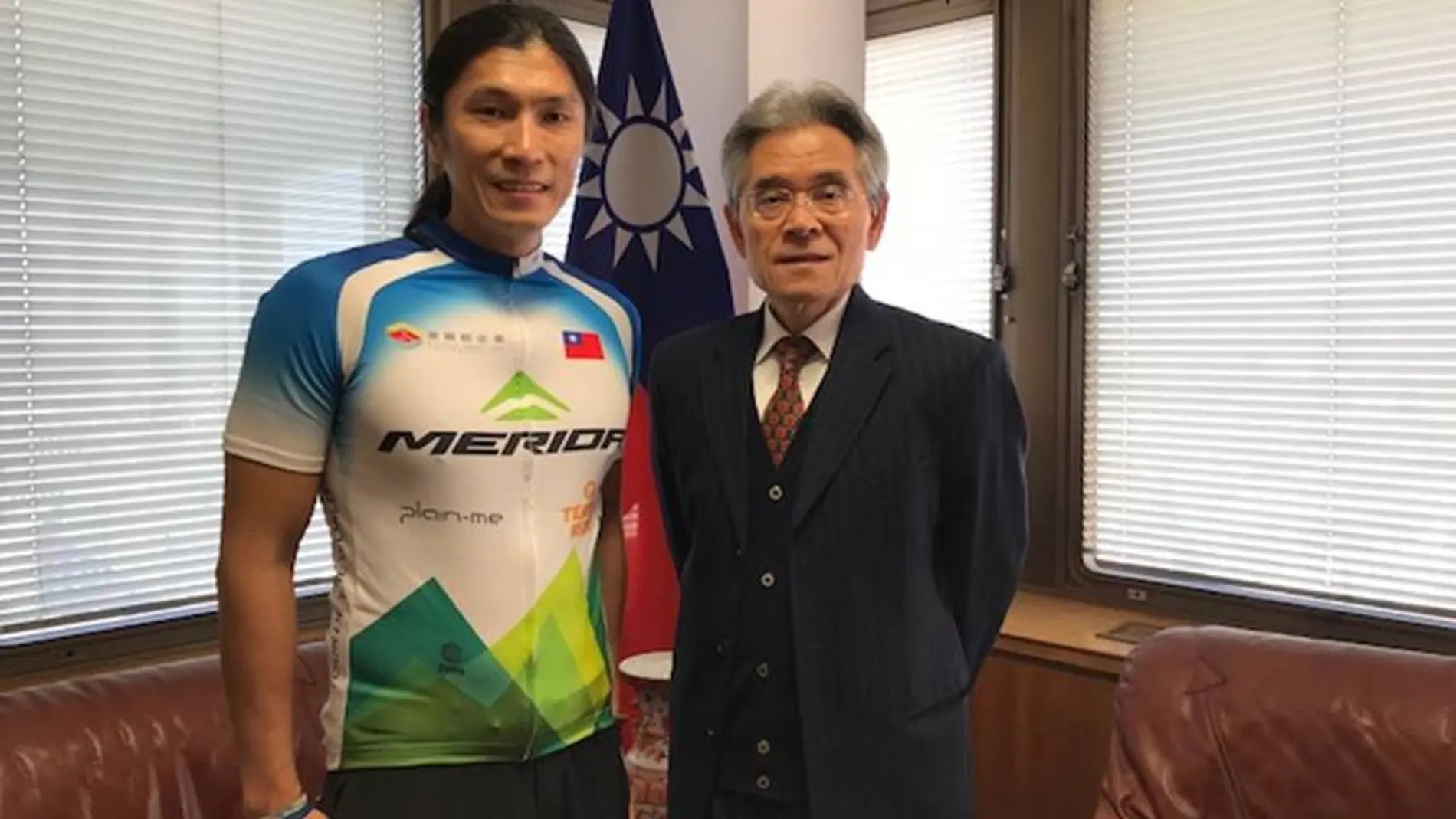 El ciclista Jacky Chen, posando junto al embajador y representante de la Oficina Económica y Cultural de Taipei en España, Simón Ko.