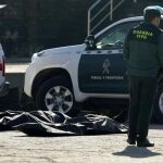 Agentes de la Guardia Civil y de Cruz Roja en el puerto de Algeciras, con dos de los cinco cadáveres de inmigrantes encontrados en las últimas horas