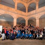 El director general de la Fundación Bancaria ”la Caixa”, Jaume Giró, acompañando de representantes de las 39 delegaciones de la Asociación de Voluntarios ”la Caixa” en toda España / Foto: La Razón