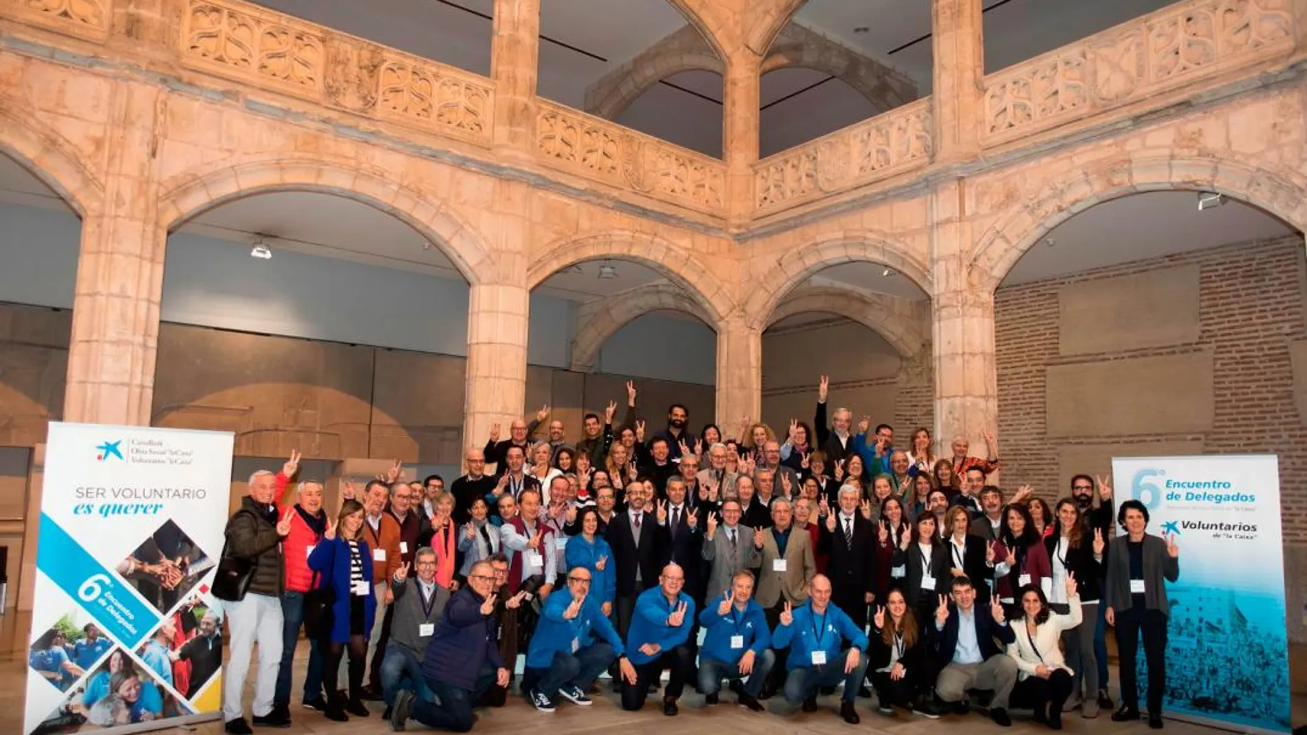 El director general de la Fundación Bancaria ”la Caixa”, Jaume Giró, acompañando de representantes de las 39 delegaciones de la Asociación de Voluntarios ”la Caixa” en toda España / Foto: La Razón