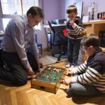 Padre e hijos en casa