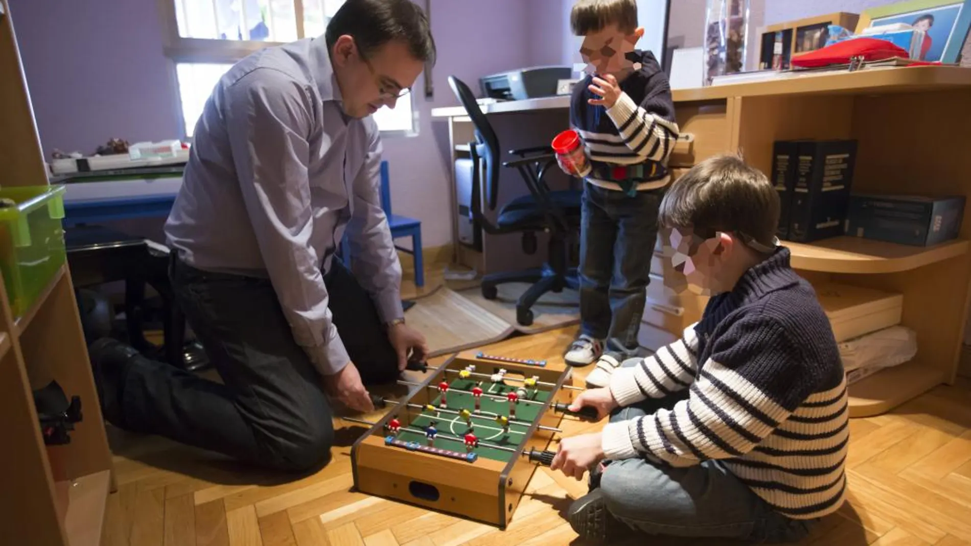 Padre e hijos en casa