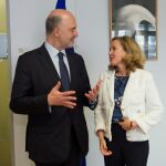 El comisario europeo de Asuntos Económicos, Pierre Moscovici, junto a la ministra de Economía, Nadia Calviño.