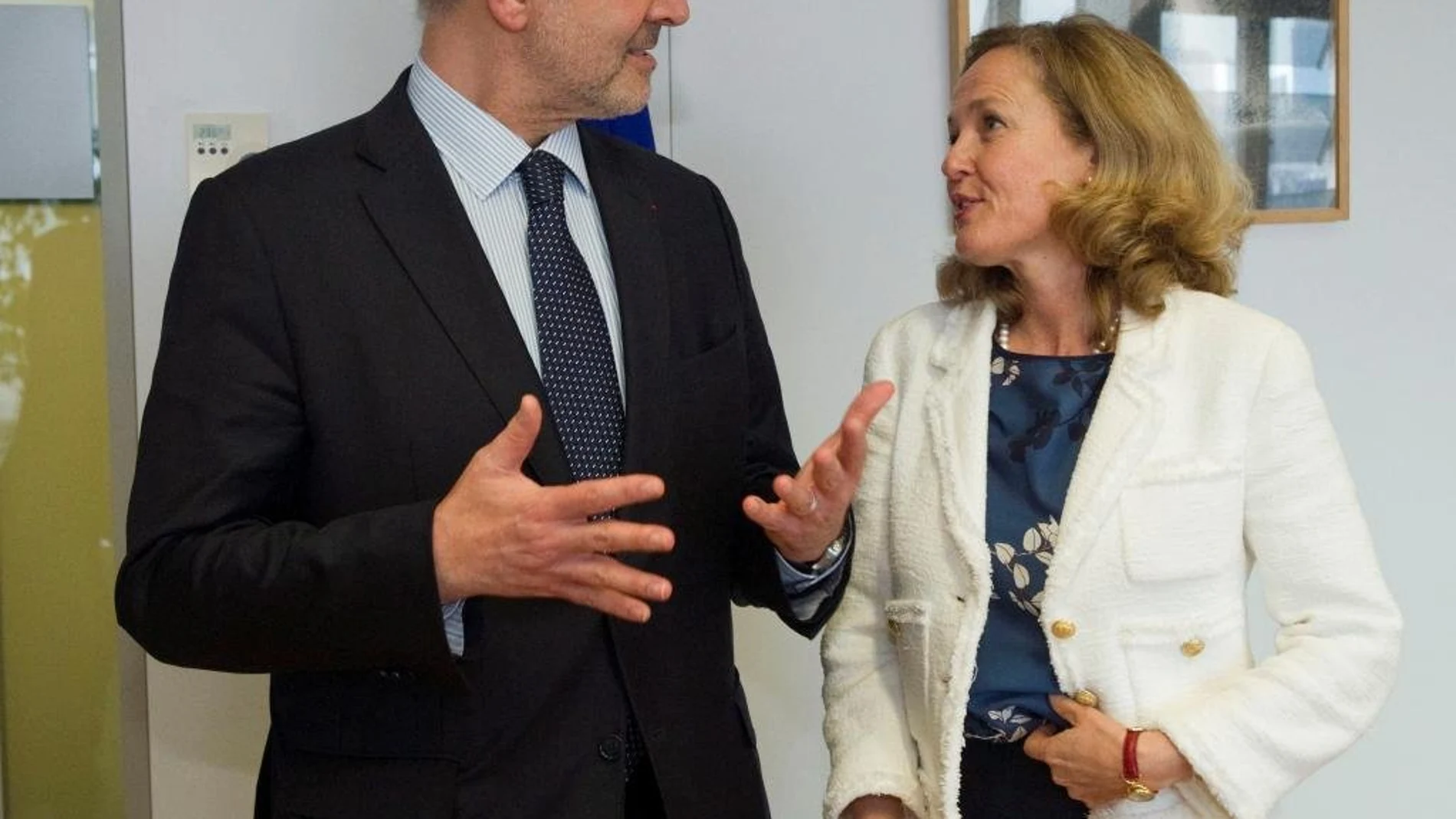 El comisario europeo de Asuntos Económicos, Pierre Moscovici, junto a la ministra de Economía, Nadia Calviño.