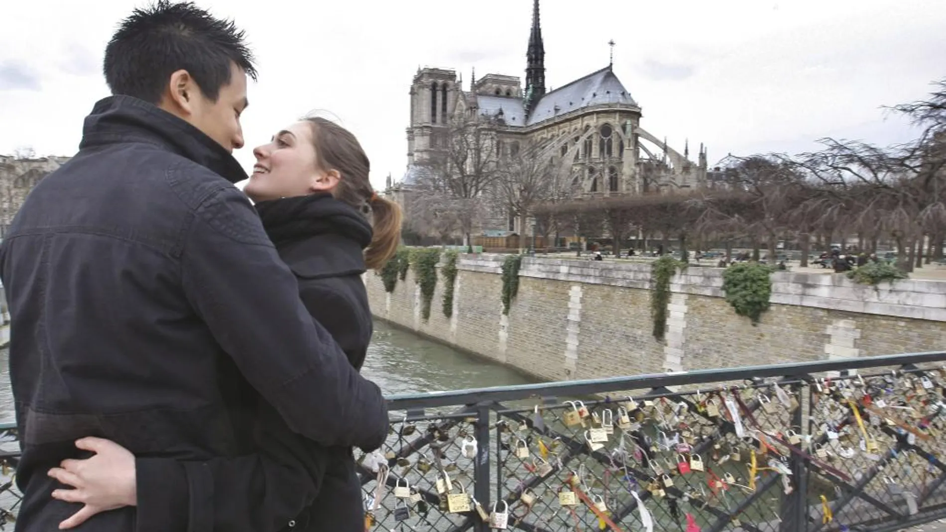 Dos enamorados en París