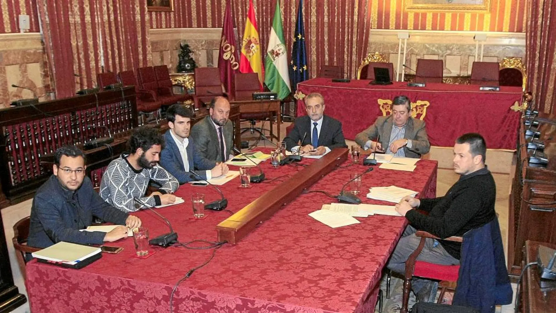 Los miembros de la comisión, antes de la declaración del abogado del SAT