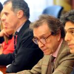 El vicepresidente y consejero de la Presidencia, José Antonio de Santiago-Juárez, preside el Consejo de Cooperación al Desarrollo, junto al secretario general José Manuel Herrero, entre otros