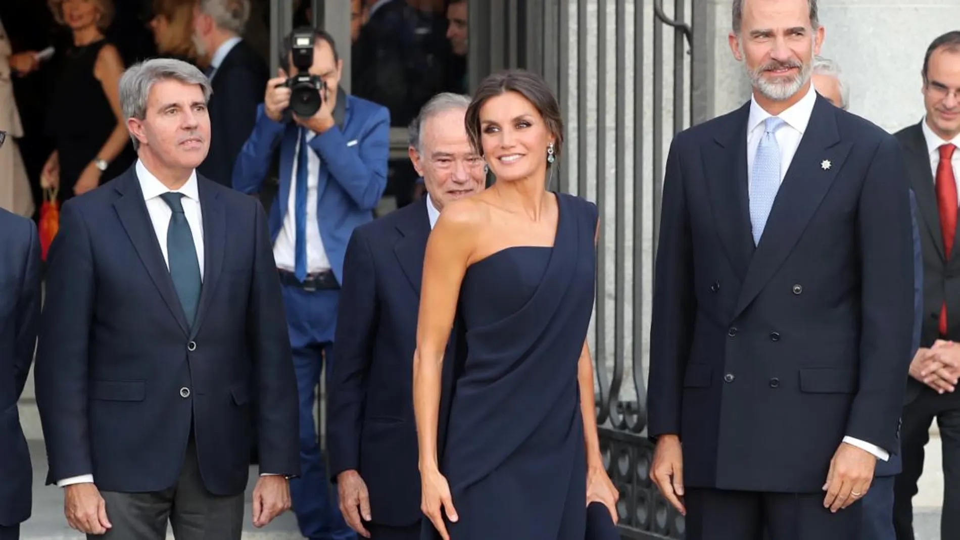 La Reina Leticia y el Rey Felipe a la espera de entrar en el Teatro Real / Foto: Gtres