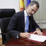 El Rey Felipe VI se ha puesto en contacto con la presidenta de Andalucía, Susana Díaz, para interesarse por las últimas informaciones sobre el incendio