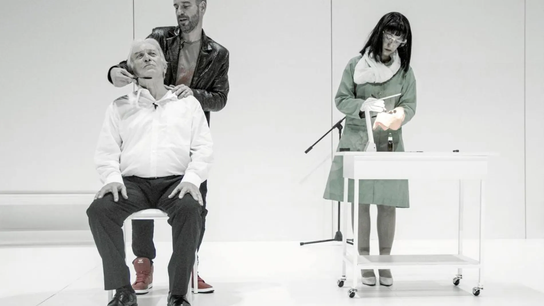 Walter Rey (sentado), Gustavo Saffores y Soledad Frugone son los tres actores encargados de representar la autoficción de Sergio Blanco (en la imagen de la izda.)
