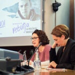 La concejal de Feminismo y LGTBI, Laura Pérez, junto a Ada Colau