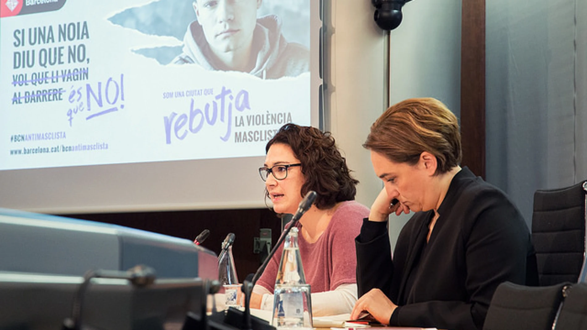 La concejal de Feminismo y LGTBI, Laura Pérez, junto a Ada Colau