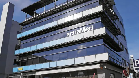 Agentes de la Guardia Civil custodian la sede de Acuamed