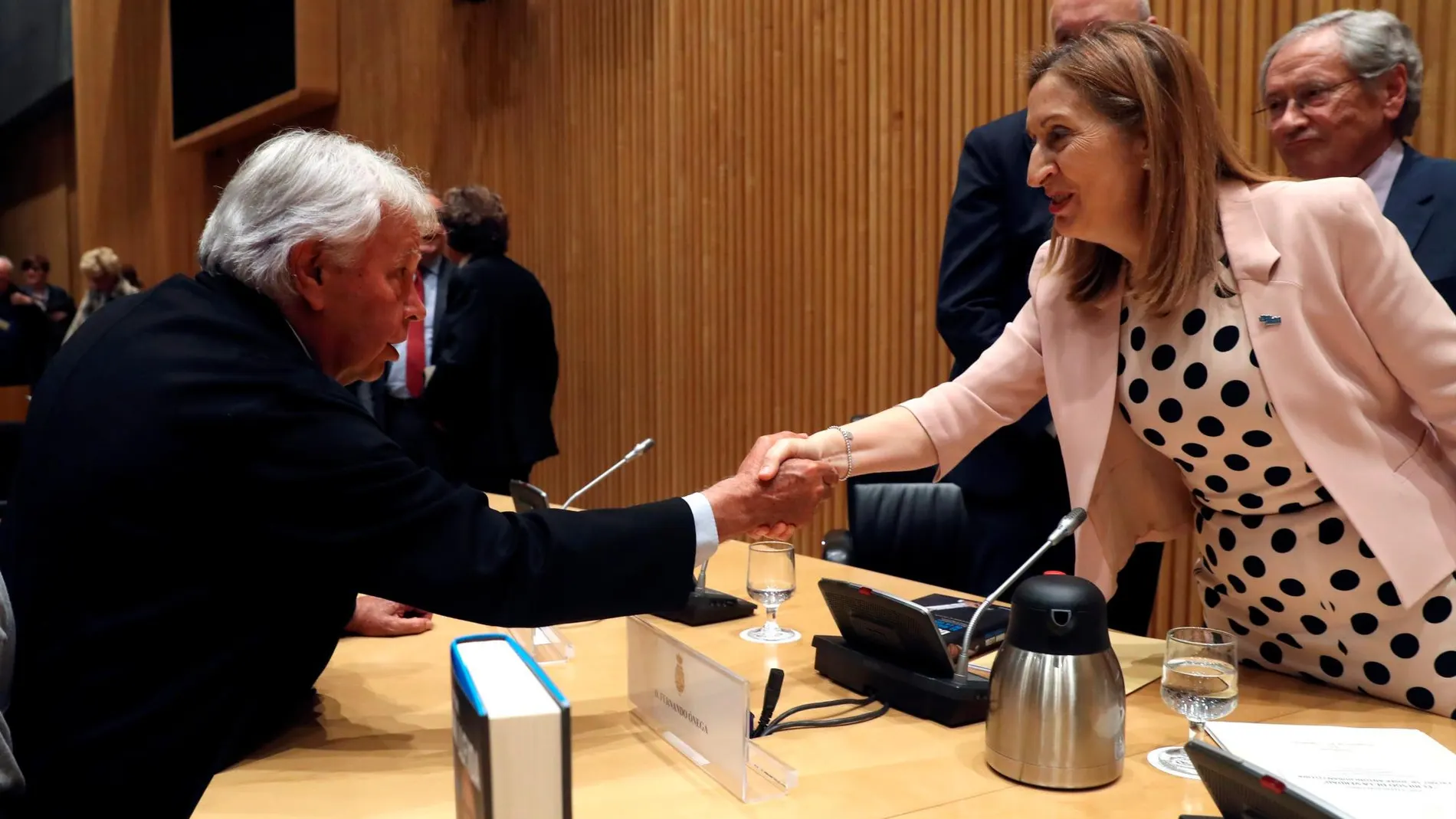 Felipe González saluda a Ana Pastor, tras la presentación del libro de memorias políticas de Josep Antoni Duran i Lleida