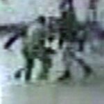 Fotógrama del momento en que el agresor apuñala a la víctima. (Vídeo de «Espejo Público»)