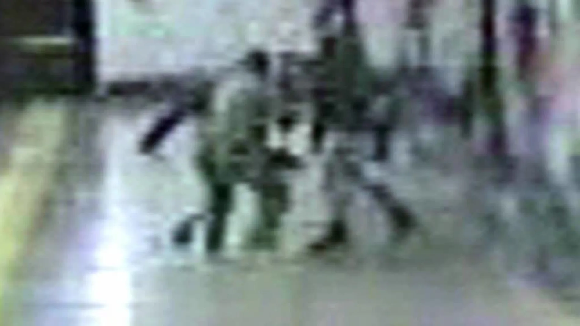 Fotógrama del momento en que el agresor apuñala a la víctima. (Vídeo de «Espejo Público»)