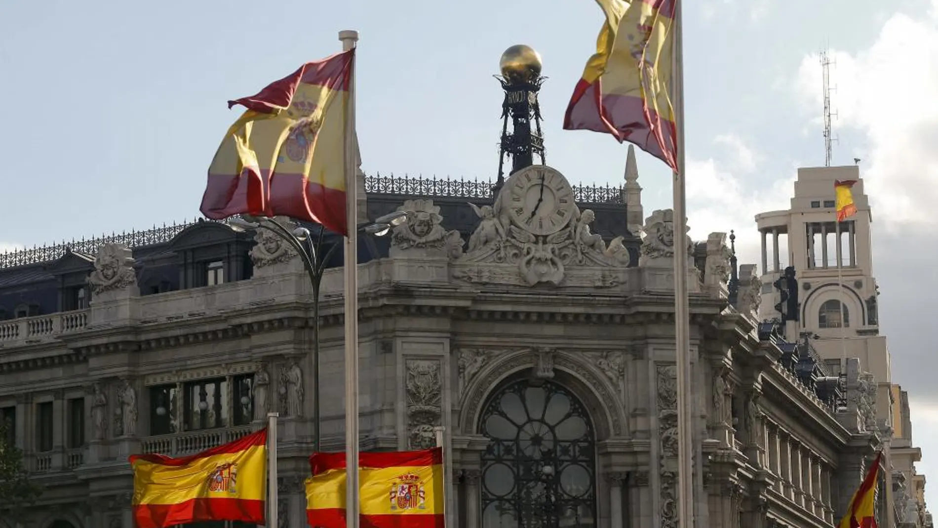 España capta 4.969 millones en deuda a largo plazo a menor interés salvo a 10 años