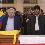 Cristina Fernandez, Jose Mujica y Evo Morales ante el féretro de Chávez