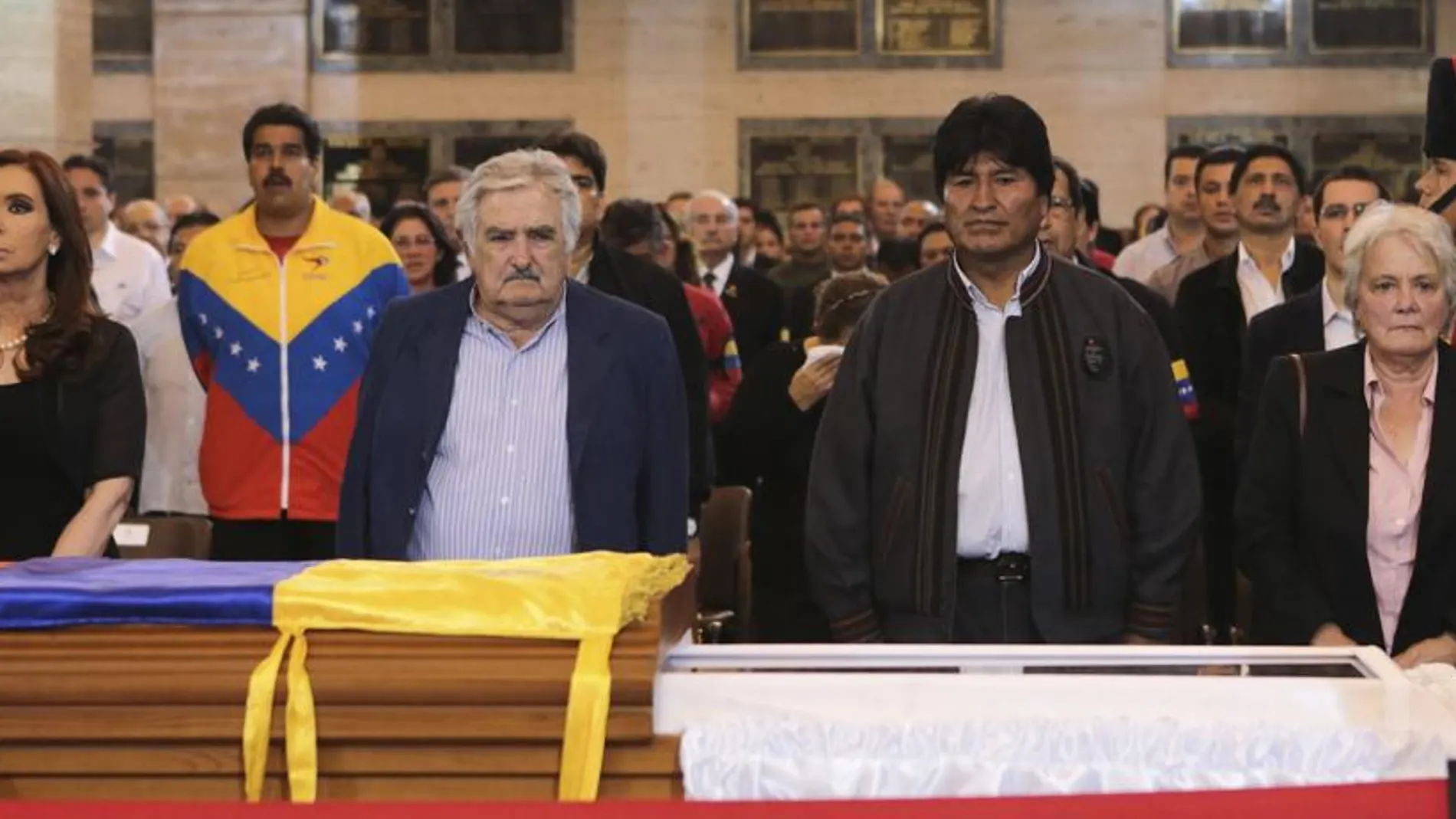Cristina Fernandez, Jose Mujica y Evo Morales ante el féretro de Chávez
