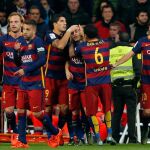 Los jugadores del Barcelona felicitan a Iniesta, auto del tercer gol