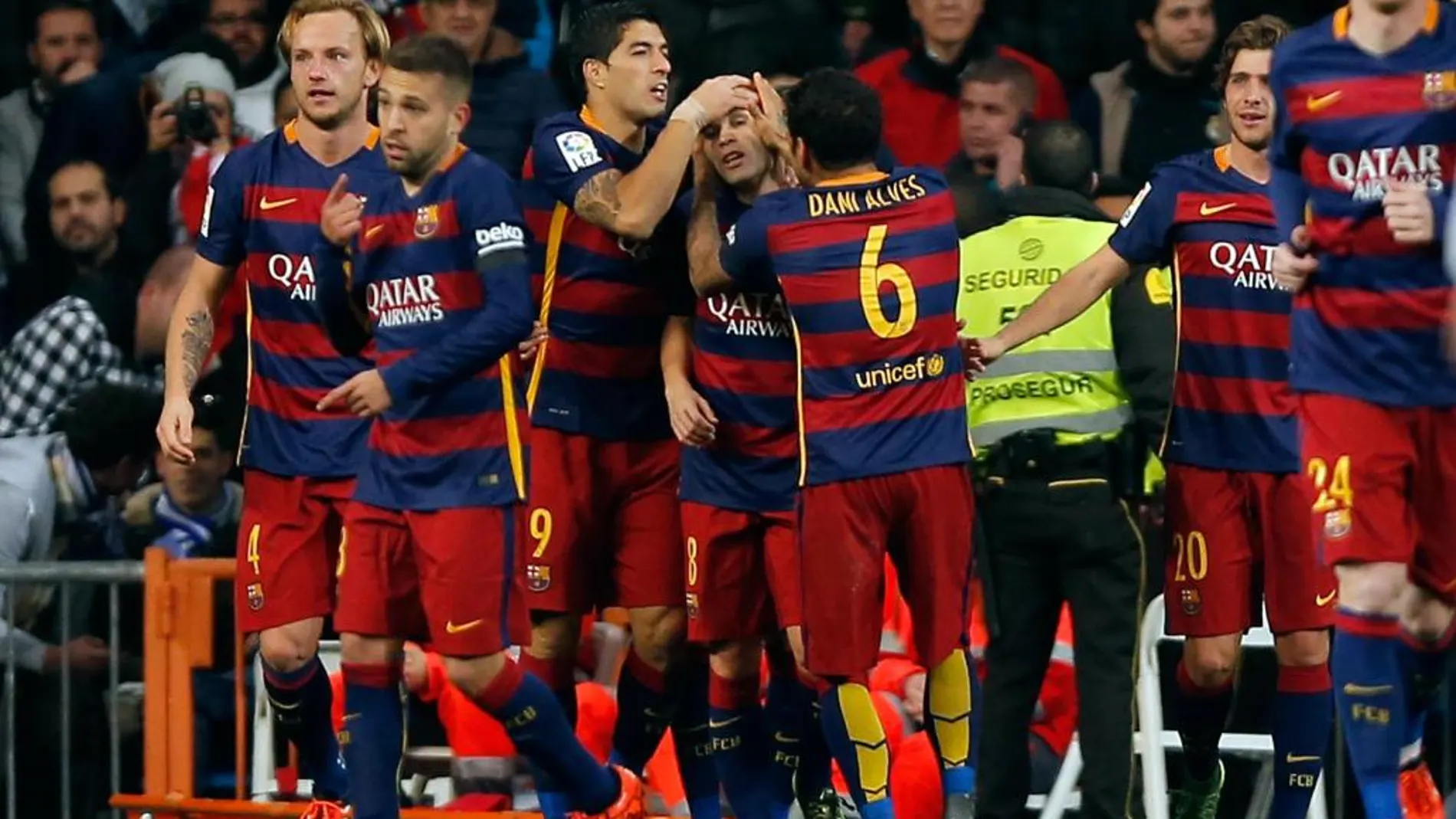 Los jugadores del Barcelona felicitan a Iniesta, auto del tercer gol