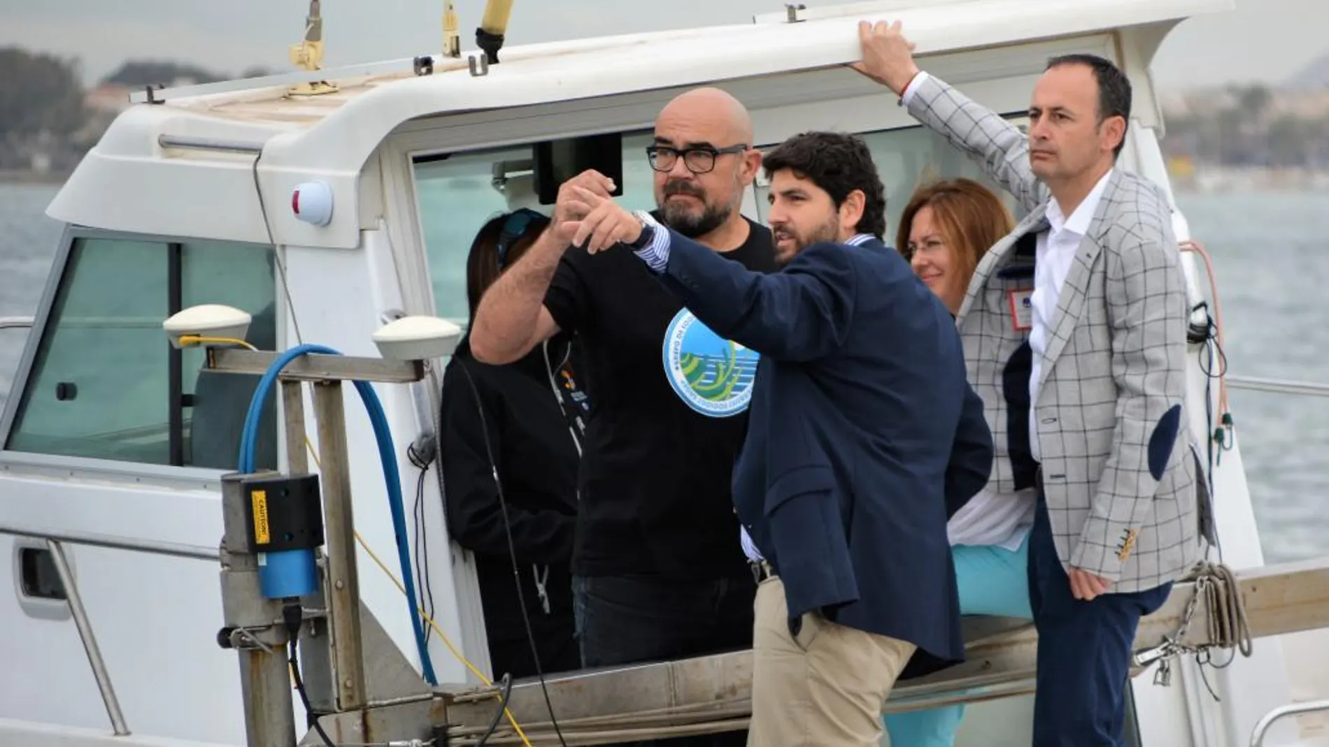 El presidente de la Comunidad, Fernando López Miras, recorrió ayer en barco varias zonas del Mar Menor