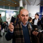 Fuad Sharef Suleman muestra su pasaporte para viajar a EE UU en el aeropuerto de Erbil, en Irak