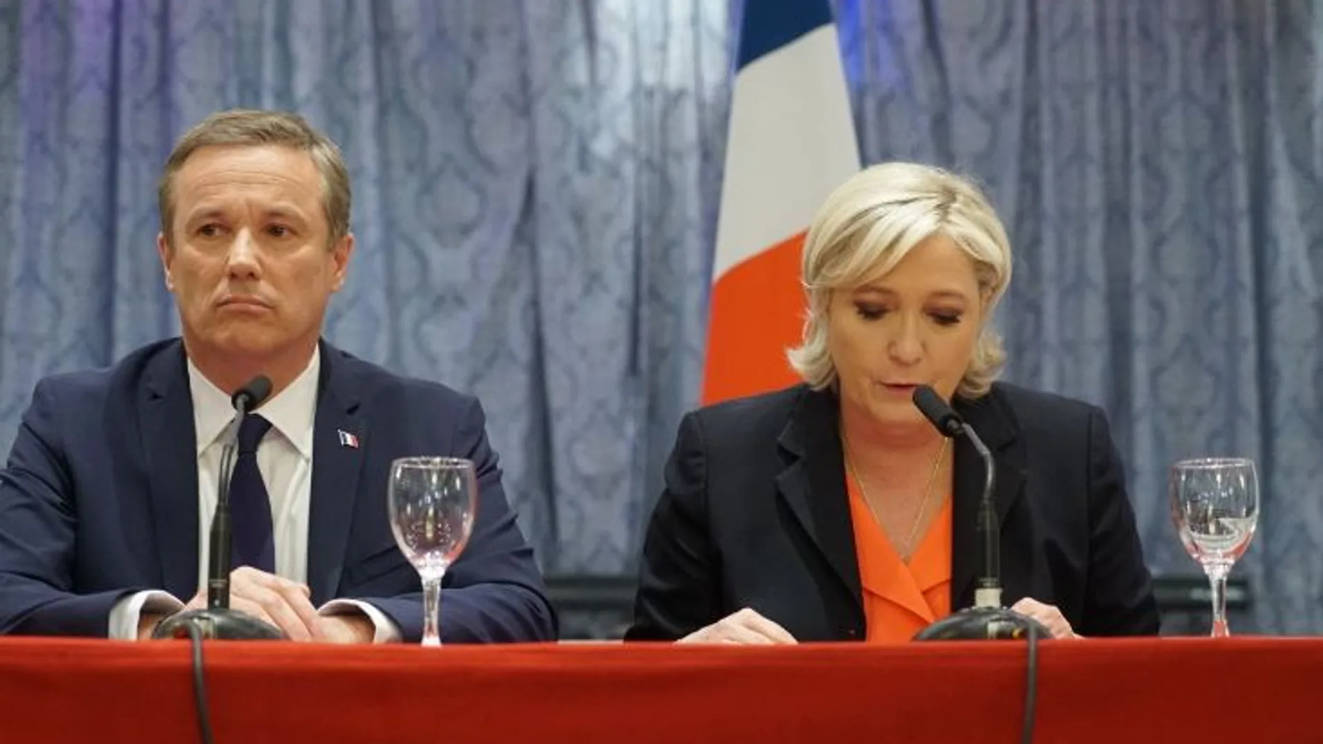 Conferencia de prensa conjunta de Le Pen y Dupont
