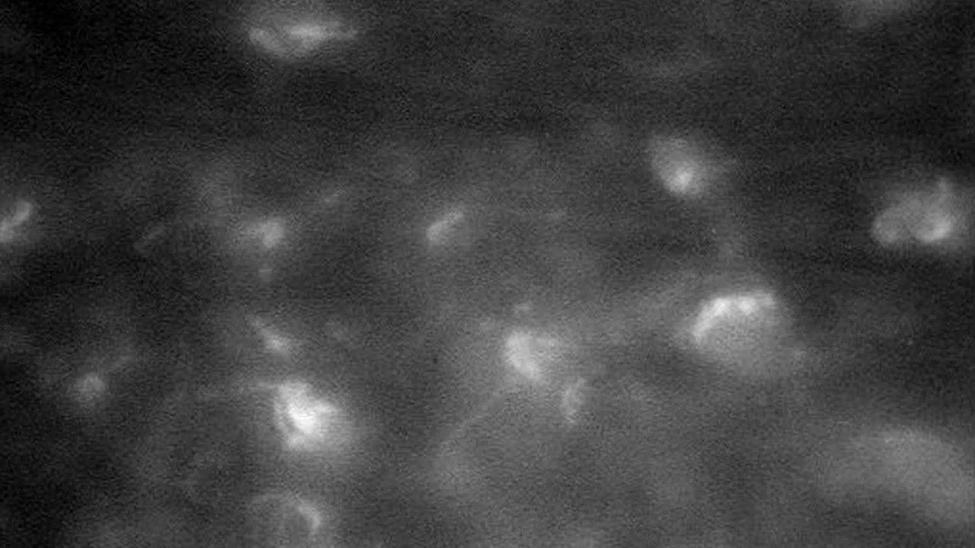 Imagen sin procesar tomada por la nave Cassini que muestra la atmósfera de Saturno más cerca que nunca a medida que la nave se adentra en los anillos de Saturno