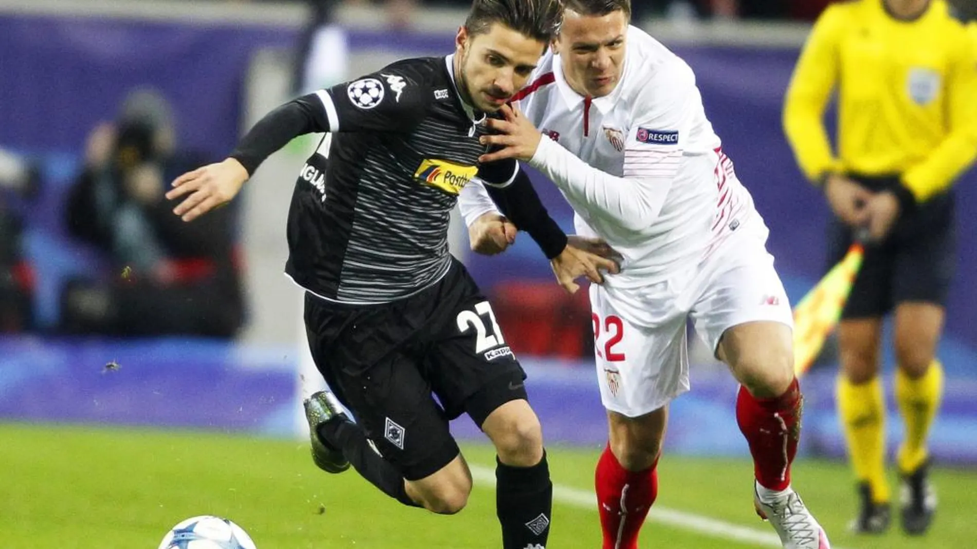 El centrocampista ucraniano del Sevilla, Evgeni Konoplyanka lucha por el balón con Julian Korb (i) del Borussia Mönchengladbach