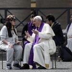 El papa confiesa a una joven en la Plaza de San Pedro