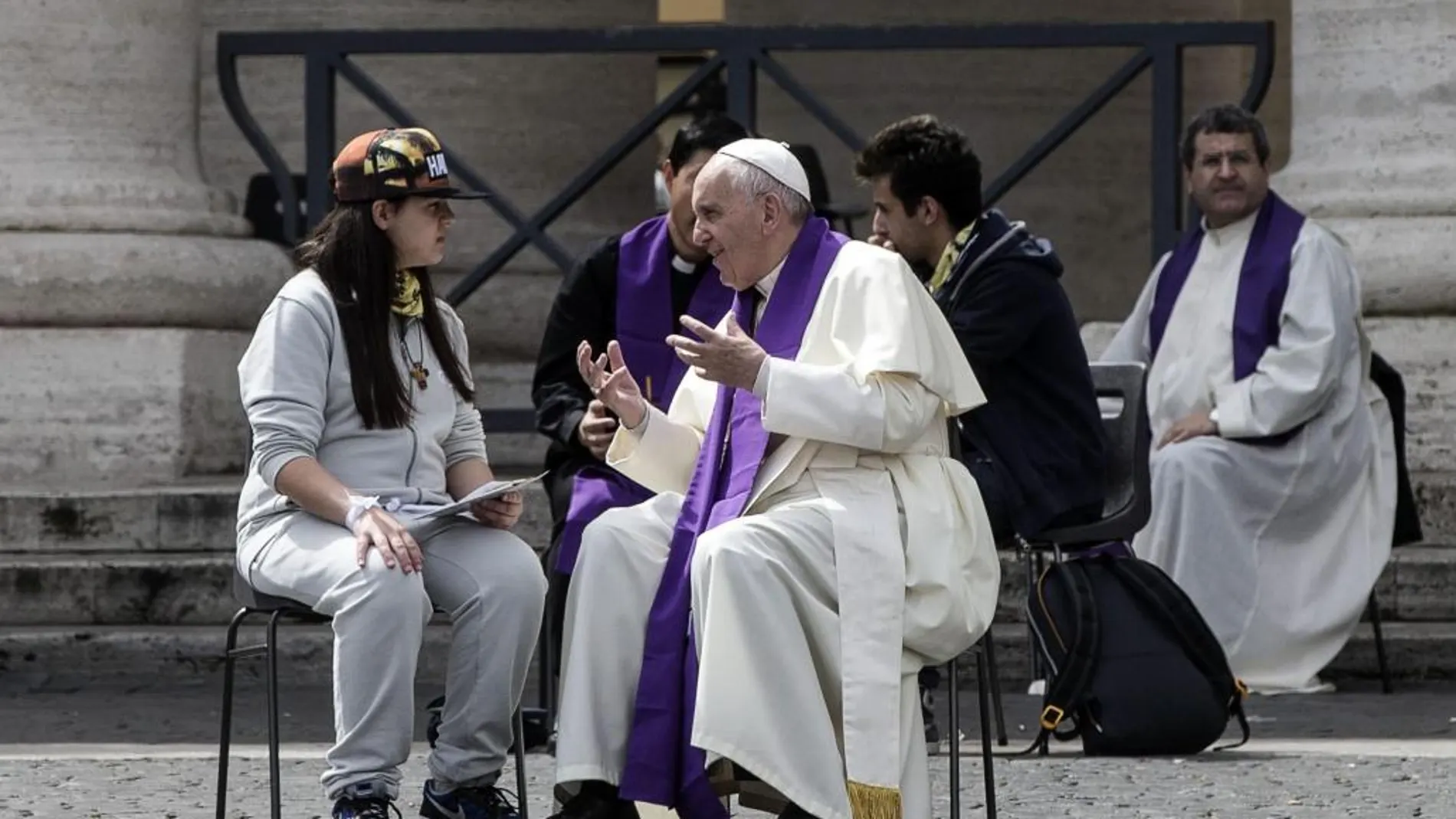 El papa confiesa a una joven en la Plaza de San Pedro