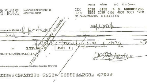 El sumario del «caso Taula» incluye una copia de un cheque al portador por valor de 1.000 euros firmado por la propia Rita Barberá, el 31 de marzo de 2015. Ella nunca lo ha negado, aunque, como muchos otros concejales, asegura que siempre fueron donaciones voluntarias y legales. El sumario sobre el presunto blanqueo de capitales en el Grupo del PP de Valencia, secreto hasta que el lunes el juez Víctor Gómez lo declaró público, adjunta una copia del talón firmado de puño y letra por la ex alcaldesa.