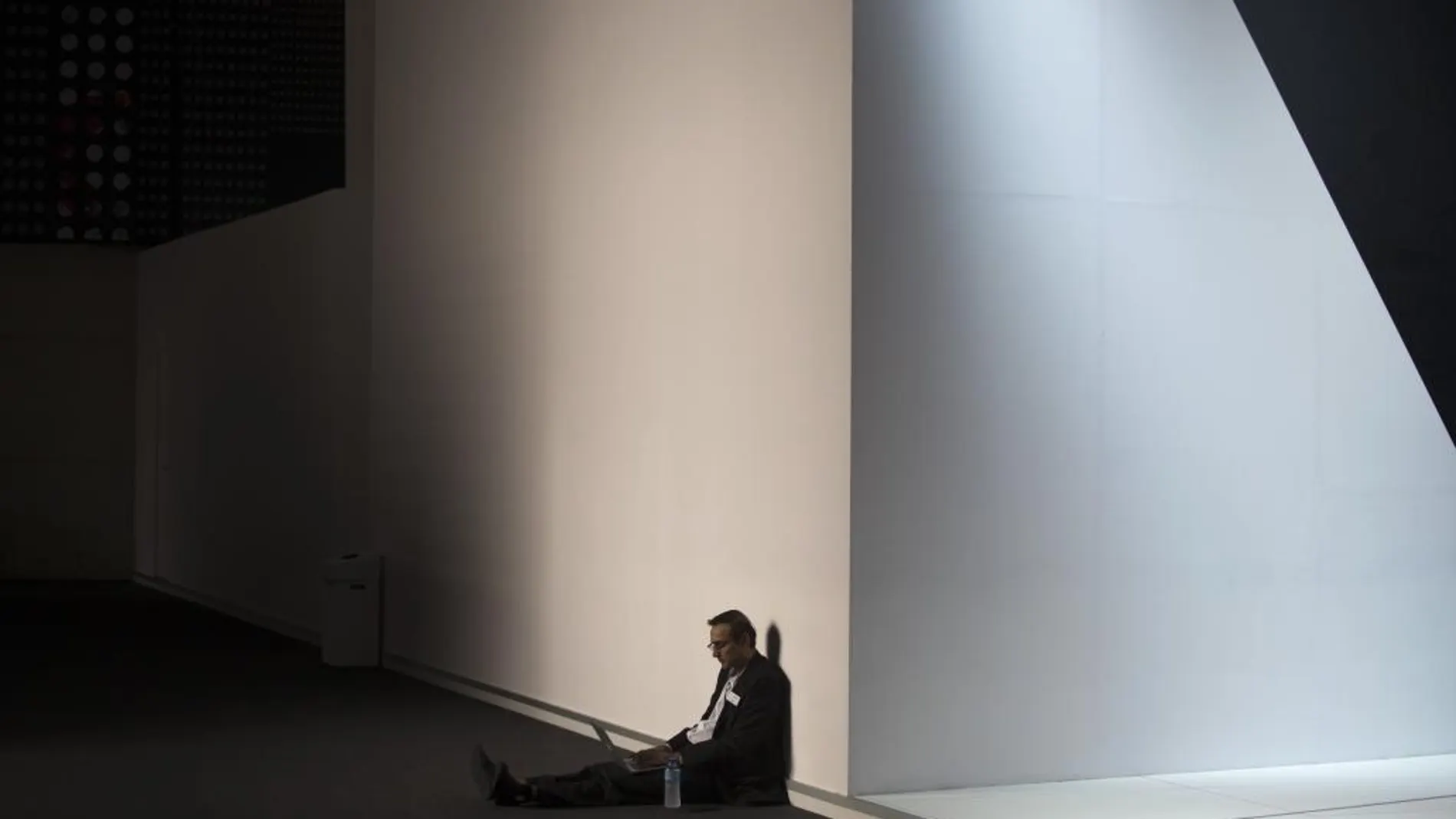 Un hombre con su ordenador en el reciente MWC de Barcelona