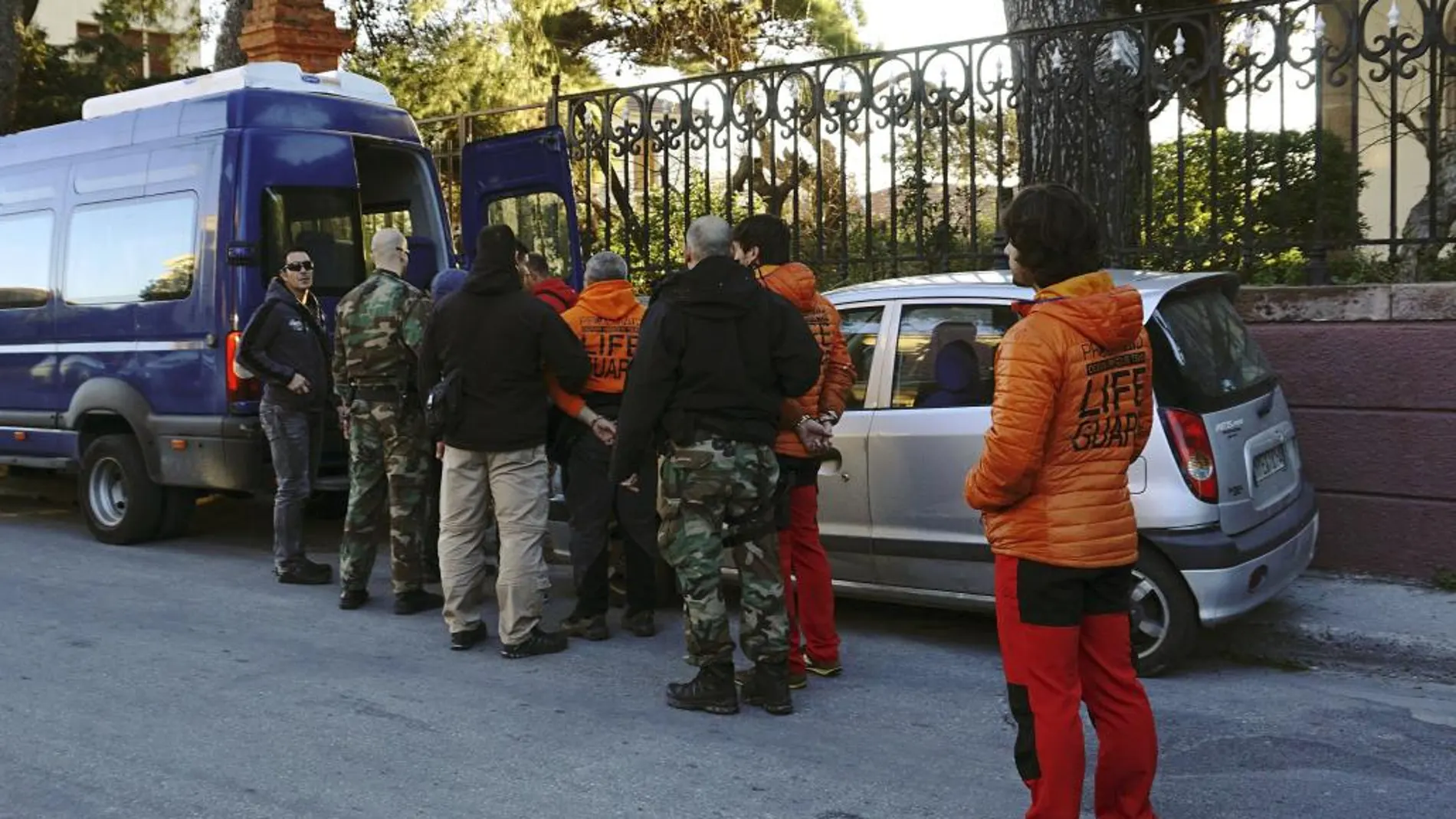 Los tres bomberos sevillanos de la asociación Proem-Aid entrando en un furgón para su traslado a las autoridades judiciales tras ser detenidos por presunto tráfico de personas