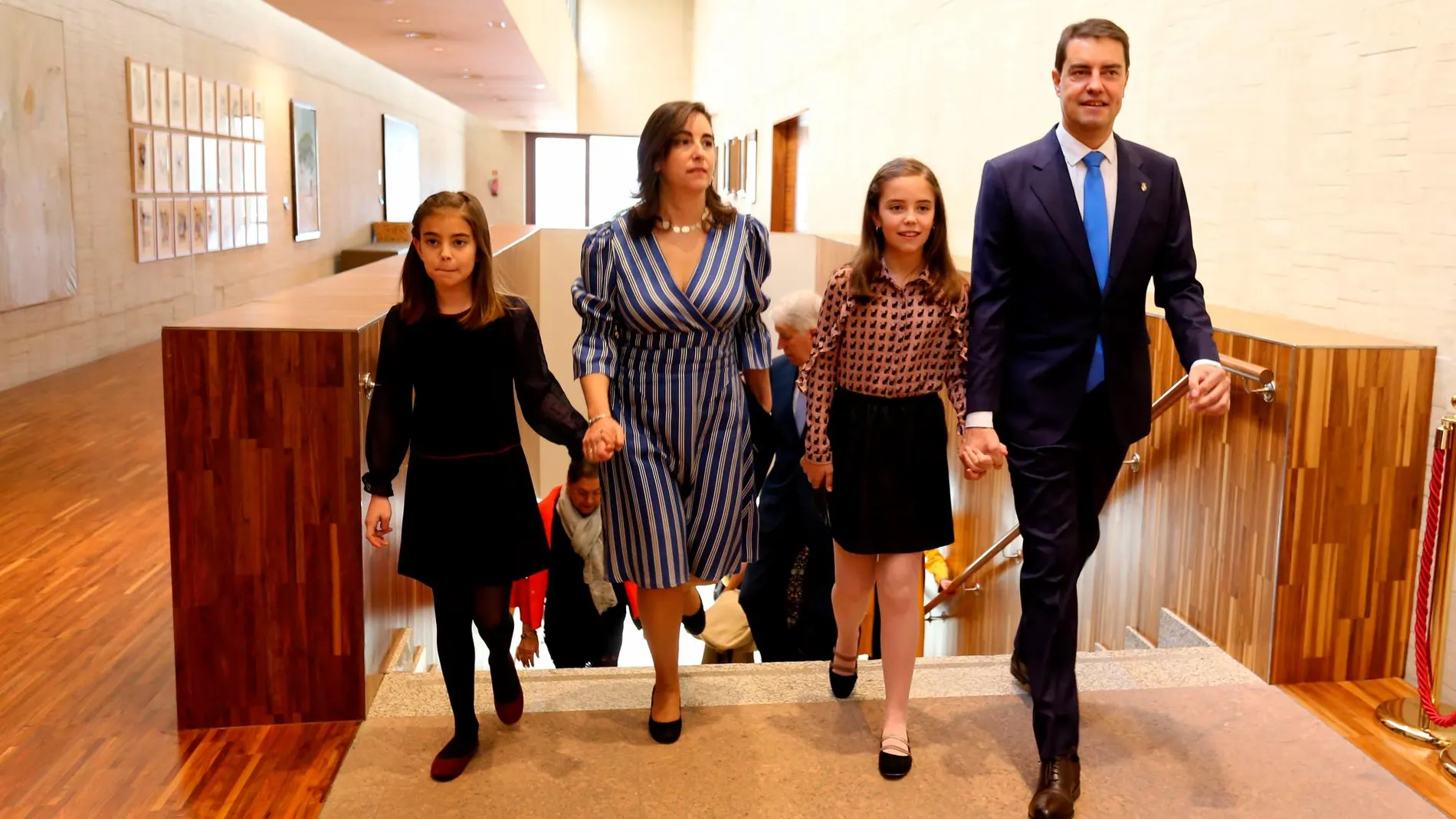 Ángel Ibáñez, a su llegada al Parlamento junto a su mujer Estíbaliz y sus hijas, Alba y Vera