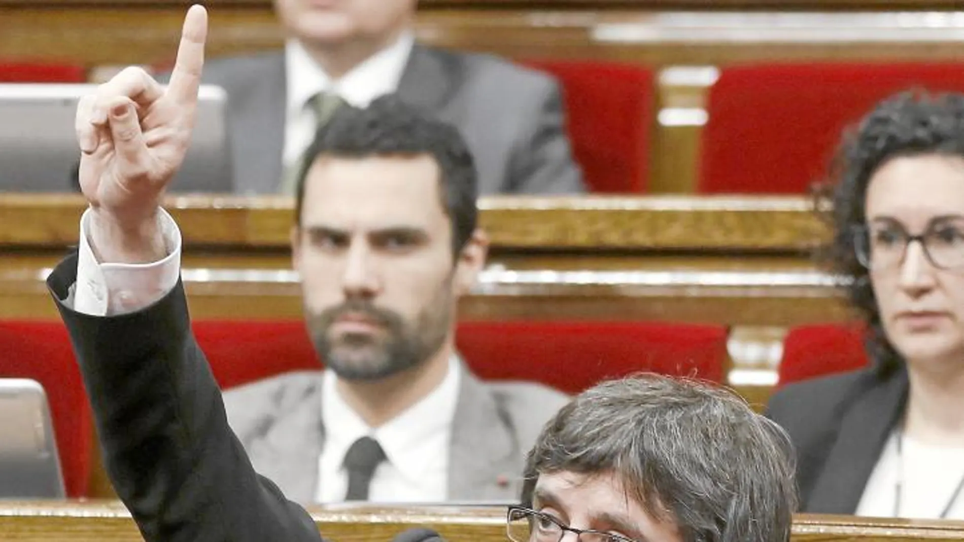 El presidente de la Generalitat, Carles Puigdemont, ayer durante el Pleno del Parlament