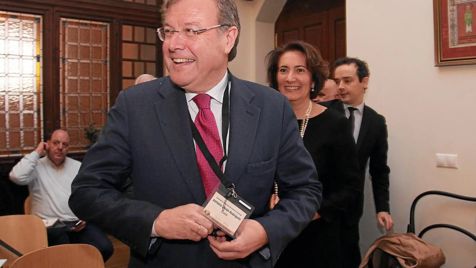 El alcalde de León, Antonio Silván, a su llegada a la asamblea en compañía de la consejera María Josefa García-Cirac